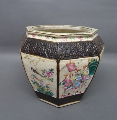 null CHINE, Nankin Début du XIXe siècle
Cache-pot de forme octogonale en porcelaine...