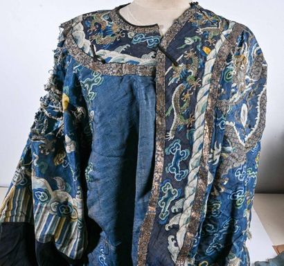 null CHINE - XIXe siècle
Deux vêtements de mandarin en soie brodée bleue
Nombreux...