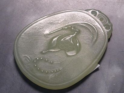 null CHINE - Début du XXe siècle
Amulette pendentif en jade légèrement céladonné,...