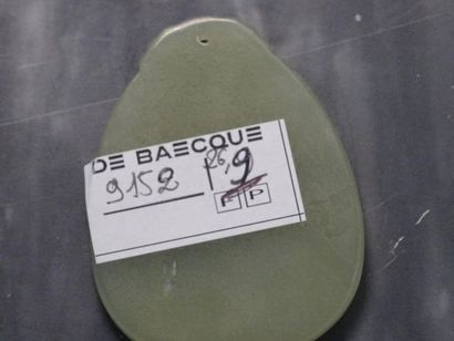 null CHINE - Début du XXe siècle
Amulette pendentif en jade légèrement céladonné,...