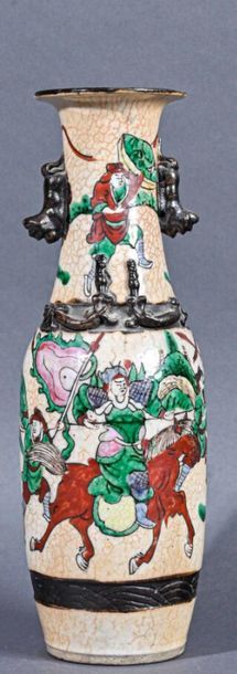 null NANKIN - Fin du XIXè siècle
Vase balustre en grés à décors appliqués en relief...