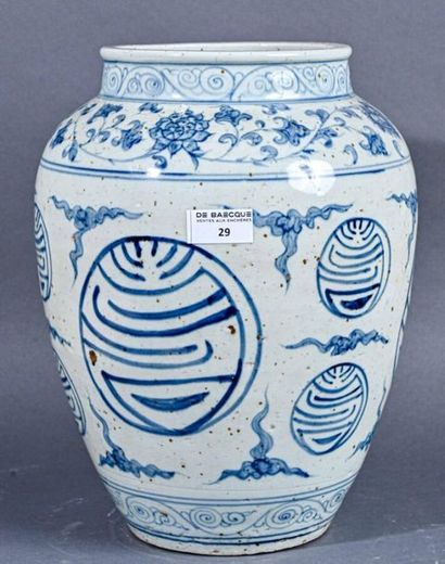 null CHINE - Fin du XIXe siècle
Vase en porcelaine à décor blanc bleu de frises de...
