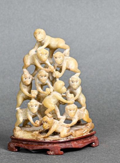null CHINE - XIXe siècle
Pyramide de dix singes, sujet en stéatite sculptée, sur...