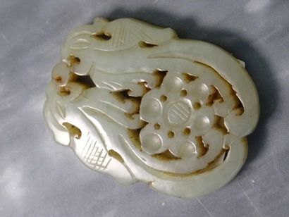 null CHINE - XXe siècle
Amulette pendentif en jade céladoné, à décor gravé et ajouré...