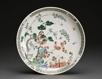 null CHINE Fin d'époque KANGHI (1654-1722)
Plat en porcelaine, à décor Famille Verte...
