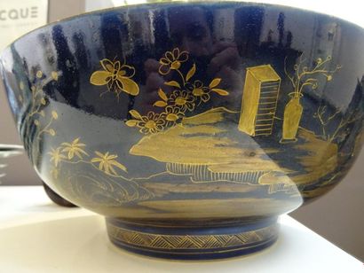null CHINE - XIXe siècle
Grand bol en porcelaine à décor or sur fond bleu nuit de...