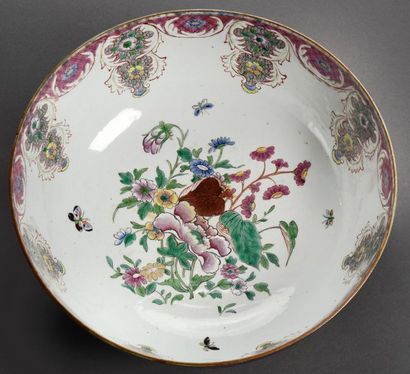 null CHINE - XIXe siècle
Grand bol en porcelaine à décor or sur fond bleu nuit de...