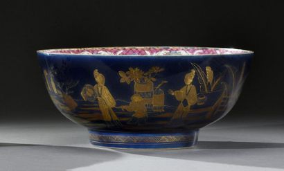 null CHINE - XIXe siècle
Grand bol en porcelaine à décor or sur fond bleu nuit de...