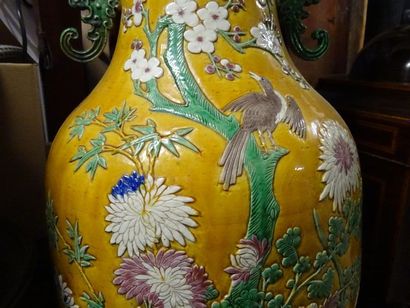 null CHINE - XIXe siècle
Très grand vase en porcelaine, à décor polychrome en léger...