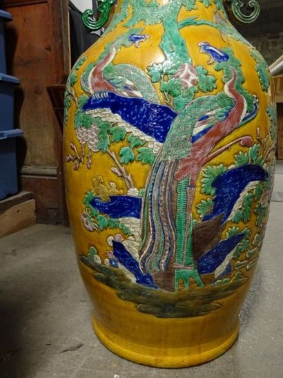 null CHINE - XIXe siècle
Très grand vase en porcelaine, à décor polychrome en léger...