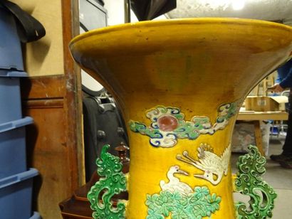 null CHINE - XIXe siècle
Très grand vase en porcelaine, à décor polychrome en léger...