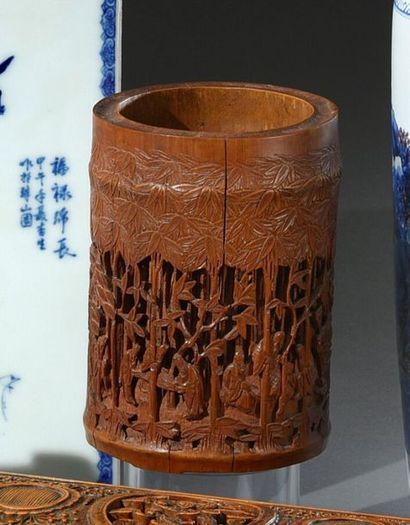 null CHINE - Début du XIXe siècle
Pot à pinceaux bitong en bambou sculpté à décor...