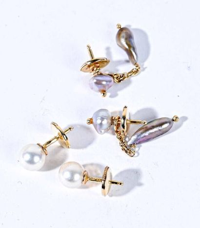 null Deux paires de boucles d'oreille en or jaune 18K (750°/°°) ornées de perles...