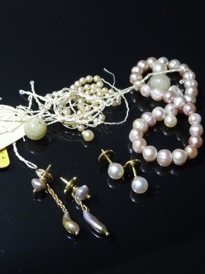 null Deux paires de boucles d'oreille en or jaune 18K (750°/°°) ornées de perles...