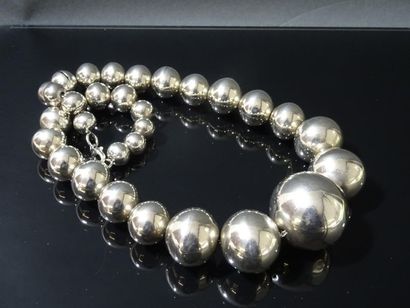 null Collier boules en chute en argent 925 °/°°
Poids : 105,3 g 
Petits chocs et...