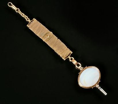 null Clé de montre ornée d'une plaque d'agate ovale, présentée avec élément de châtelaine...