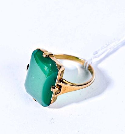 null Bague en or jaune 18K (750°/°°°) sertie d'une chrysoprase 
Poids brut: 3,3 ...