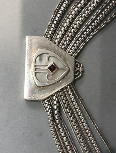 null Collier Tchèque en métal argenté centré d'une pierre rouge 
Vers 1925