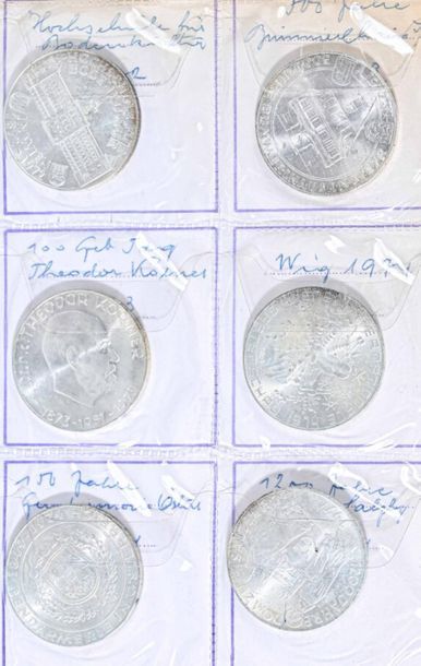 null AUTRICHE
Ensemble de monnaies d'argent. Série complète des 25 schilling : 1955,...