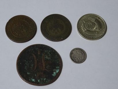 null RUSSIE
Lot de cinq monnaies russes: 
- deux pièces de cuivre de 3 kopecks 1910...