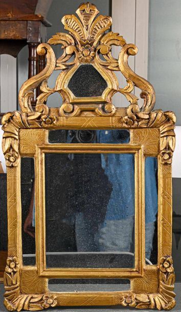 null Mirror with pediment 18th century style 

H. 72 cm W. 41 cm

Restorations