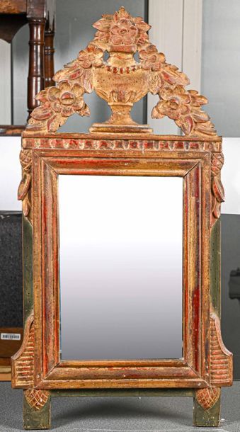 null Mirror with pediment decorated with a flowered basin 

Louis XVI style

H. 62...