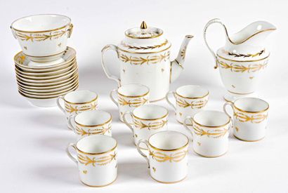 null Service café Porcelaine à décor floral et bord doré, comprenant une cafetière,...