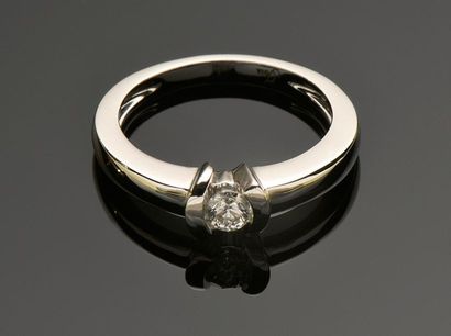 null Maison JOIA
Bague solitaire en or gris 18K (750°/°°) centrée d'un diamant taille...