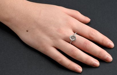 null MAISON JOIA
Bague Tourbillon en or gris 18K (750°/°°) centrée d'un diamant taille...