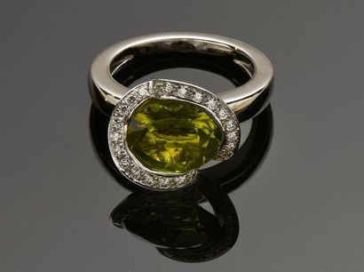 null Maison JOIA
Bague en or gris 18K (750°/°°) centrée d'un péridot ovale pesant...