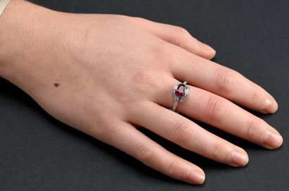 null Maison JOIA
Bague en or gris 18K (750°/°°) centrée d'une tourmaline rose ovale...