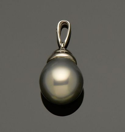 null Maison JOIA
Pendentif en or gris 18K (750°/°°) à godrons retenant une perle...