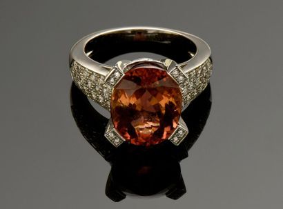 null Maison JOIA
Bague en or gris 18K (750°/°°) centrée d'une tourmaline rose ovale...