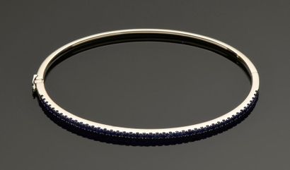 null Maison JOIA
Bracelet jonc rigide ouvrant articulé en or gris 18K (750°/°°),...