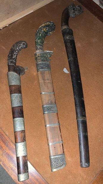 null Three Kriss type daggers made of wood and metal.

Indonesia.

L. from 48,5 cm...