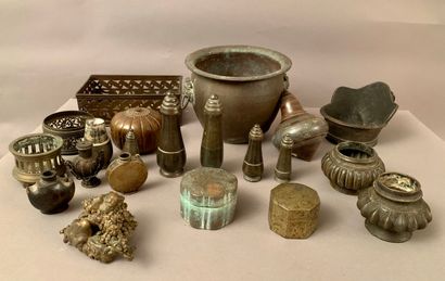 null Set in brassware and bronzes: ritual spoon, flasks and betel boxes, vases, mounts,...