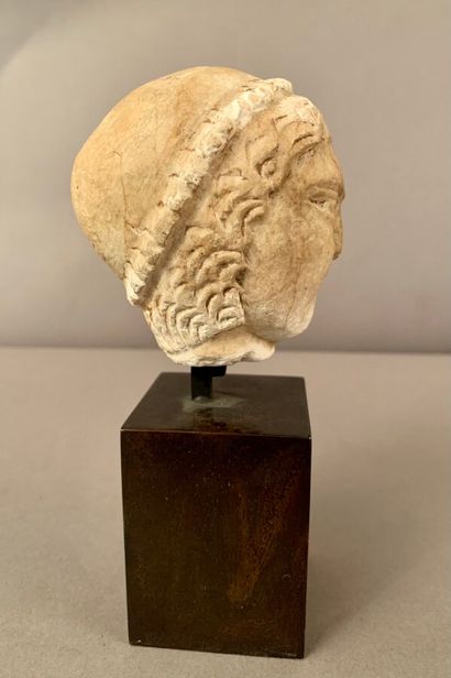 null Stuccoed young lady's head.

Stone base.

Gandhara style.

H. 16 cm