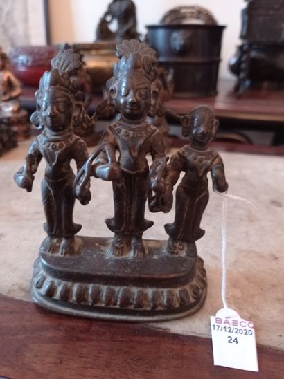 null Nepal - 17th/18th century

Bronze group with brown patina, three deities standing...