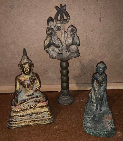 null Two Buddha and a totem pole in bronze and gilt bronze.

Thailand and Nepal (?),...