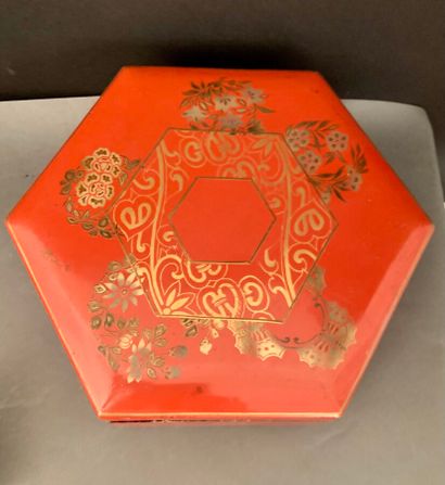 null Five lacquered wooden boxes.

Far East, 20th century.

Width of the large box:...