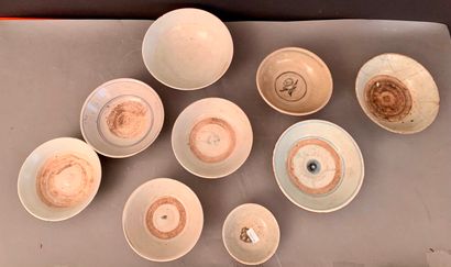 null Nine porcelain cups. 

(Chips and restorations).

Vietnam, 19th century.