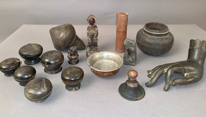 null Wooden lot including: tsampas (6), wooden and silver plated metal cup, a stamp,...