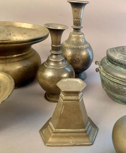 null Bronze set and dinnerware comprising: vases, spittoons, tsampas, covered pot

Nepal,...