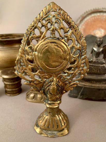 null Ensemble de dinanderie et bronze comprenant : coupe, vases, mandorle, bouddha,...