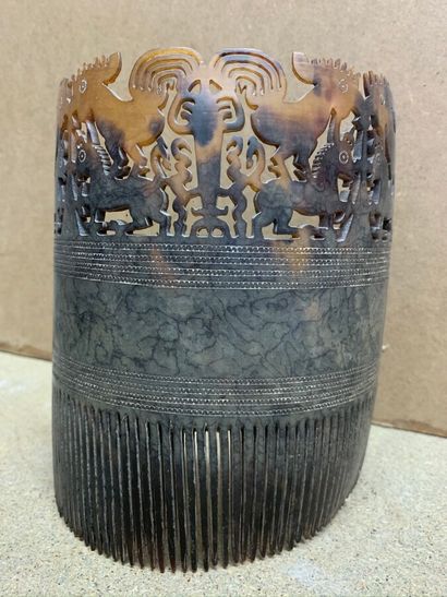null Horn comb decorated with horses and rooster. Mexico?

H. 17 cm - W. 14 cm