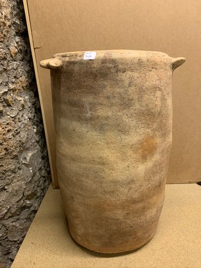 null Terracotta urn, missing the lid.

Latin America.

H. 47 cm