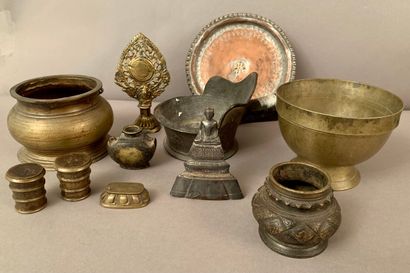 null Ensemble de dinanderie et bronze comprenant : coupe, vases, mandorle, bouddha,...