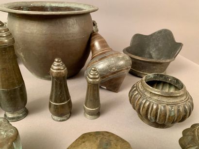null Set in brassware and bronzes: ritual spoon, flasks and betel boxes, vases, mounts,...