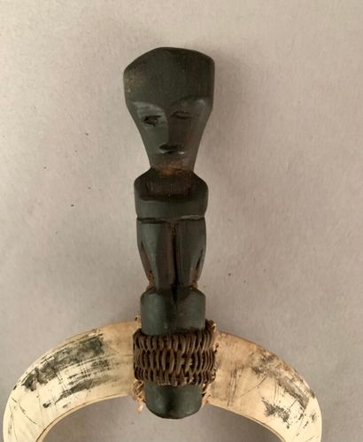 null Lot "varia" including: two-sided polished stone axe, African wooden jewelry...