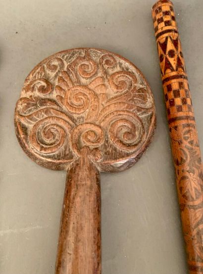 null Six carved woods including: scabbard, mirror, mould...

Probe Islands and Indonesia.

Height...